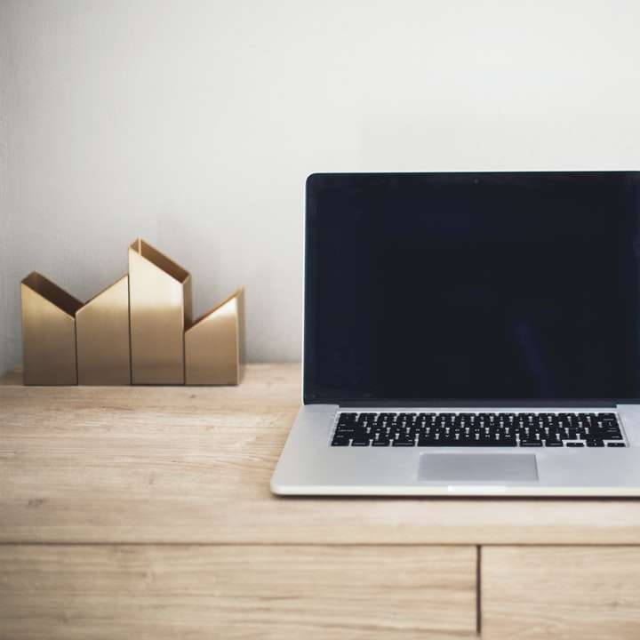 MacBook Pro överst på det bruna bordet Pussel online