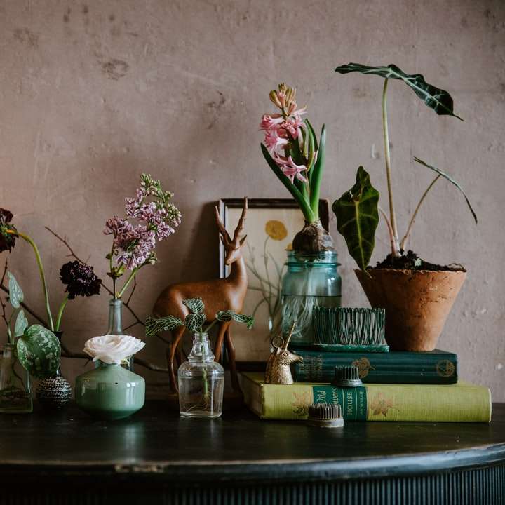 розово и зелено цвете в прозрачна стъклена ваза плъзгащ се пъзел онлайн