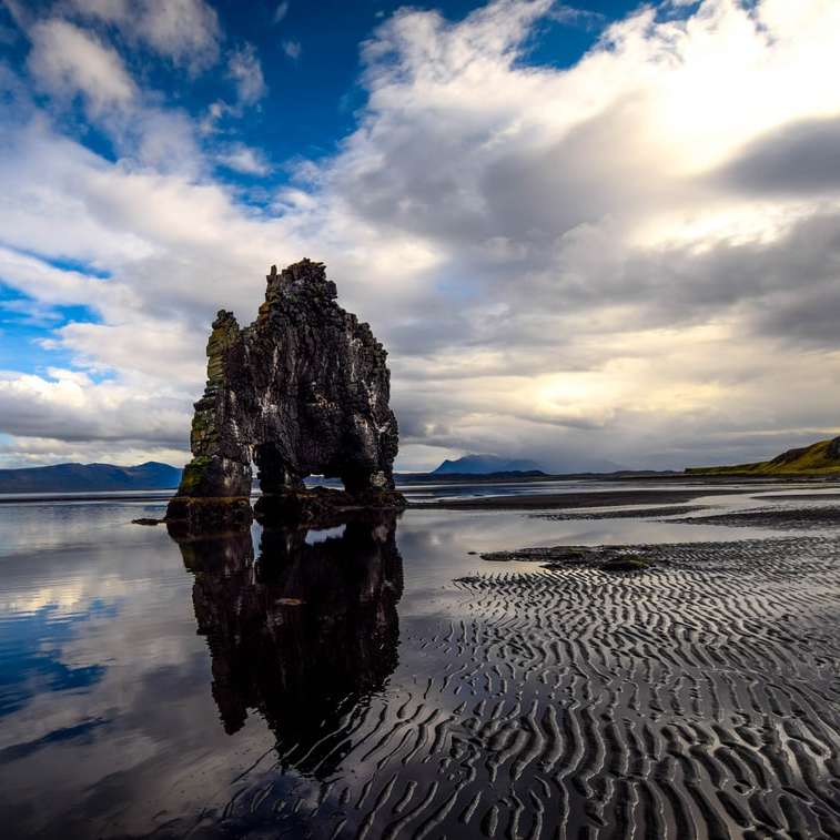 formacja skalna na spokojnych wodach ciała puzzle przesuwne online