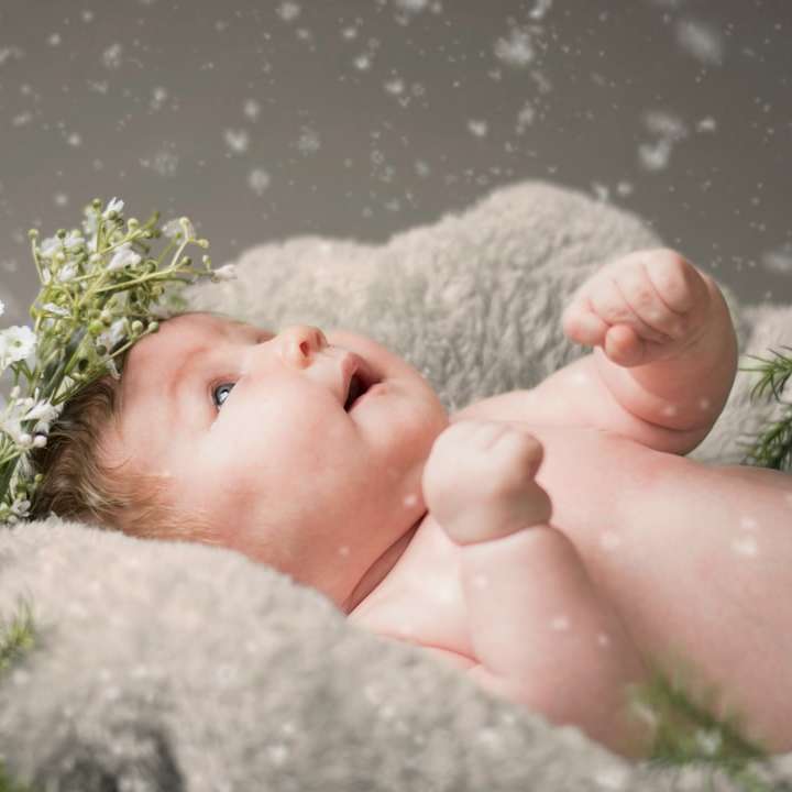 灰色のテキスタイルに横たわっている赤ちゃん スライディングパズル・オンライン