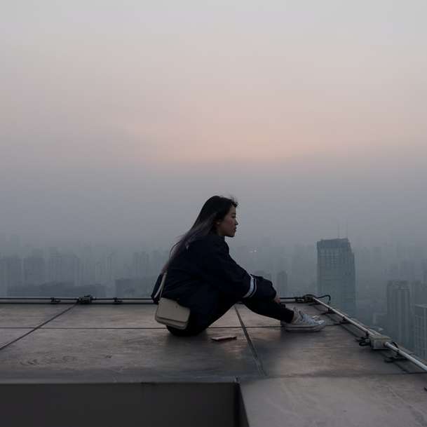 mulher sentada no arranha-céu puzzle online