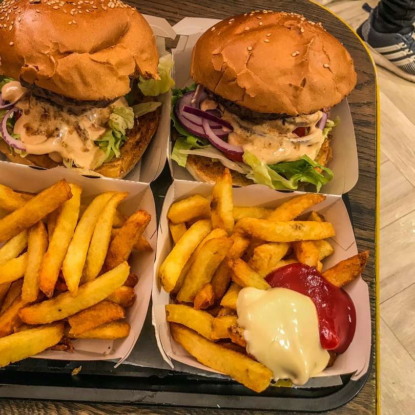 hamburger a hranolky na talíři posuvné puzzle online
