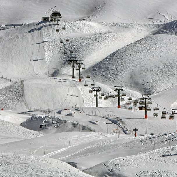 високоъгълна фотография на въжени линии в близост до снежна земя онлайн пъзел