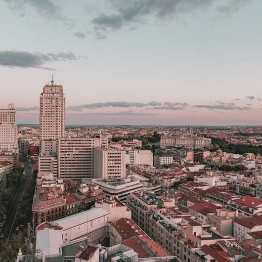 Flygfoto över stadsbyggnader under dagtid Pussel online