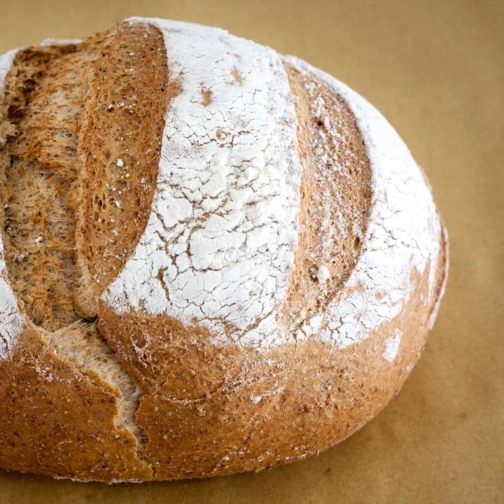 brunt bröd på vitt bord Pussel online