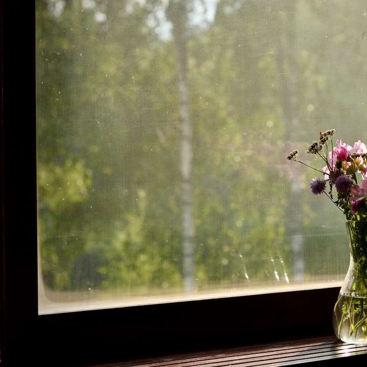 różowe kwiaty w wazonie z przezroczystego szkła puzzle przesuwne online