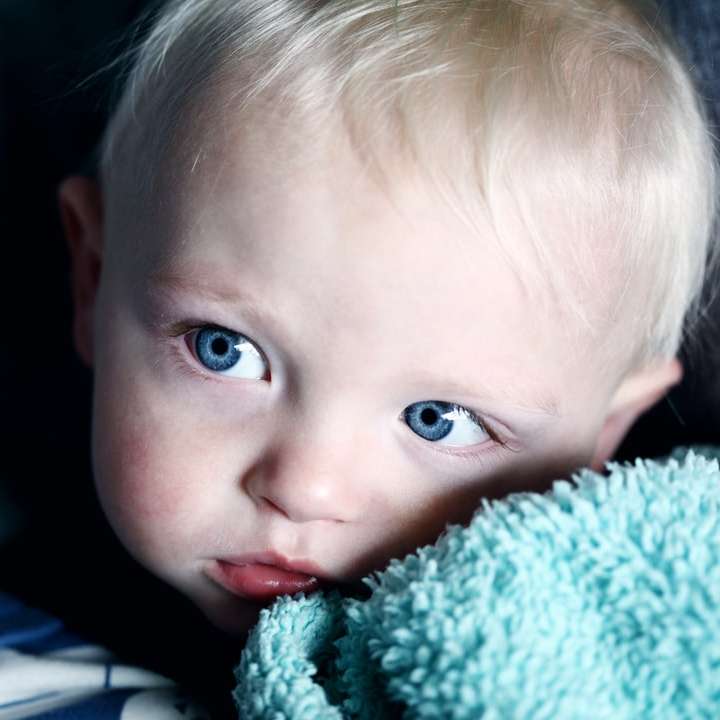 μωρό δίπλα σε πράσινο κλωστοϋφαντουργικό προϊόν συρόμενο παζλ online