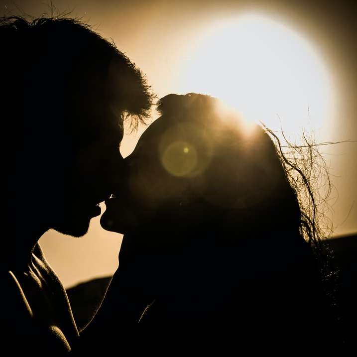 bărbat și femeie sărutându-se sub soare alunecare puzzle online