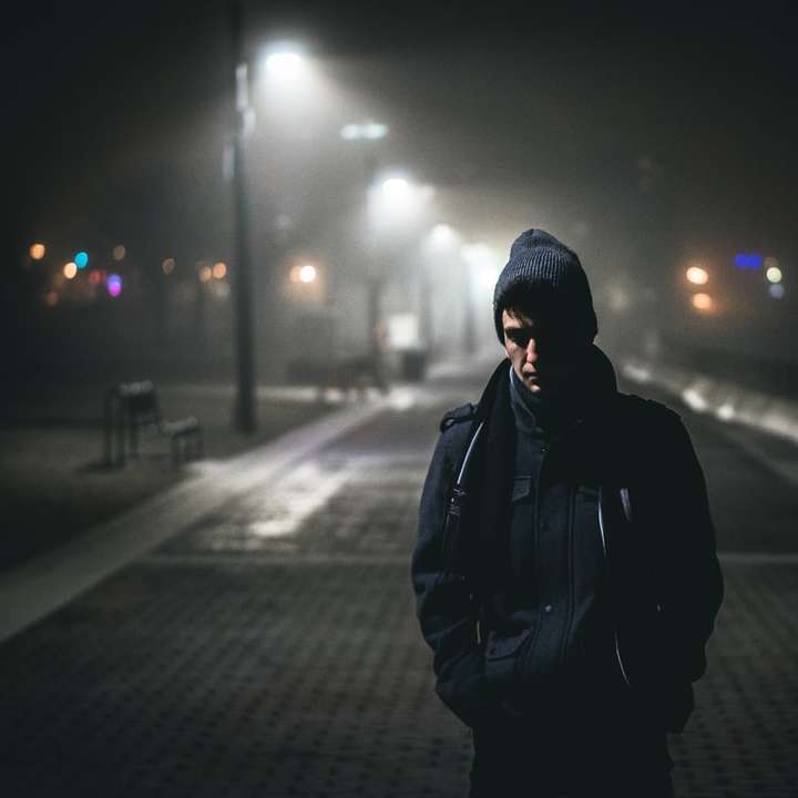 человек, стоящий возле уличных фонарей онлайн-пазл