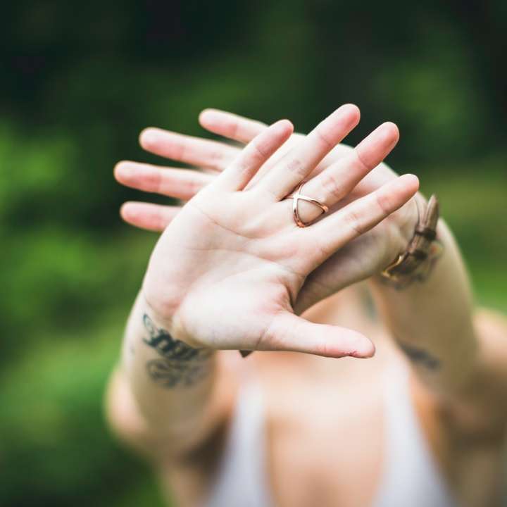 szelektív összpontosít fénykép az ember kezét csúszó puzzle online