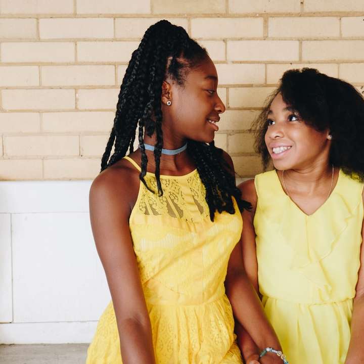 zwei Mädchen in gelben ärmellosen Kleidern Online-Puzzle