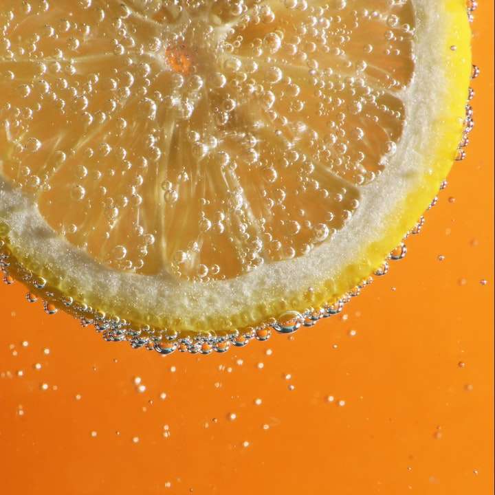 oranžové a bílé kapičky vody posuvné puzzle online