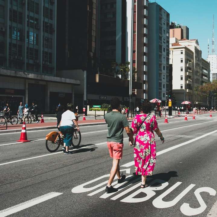 mensen lopen op straat online puzzel