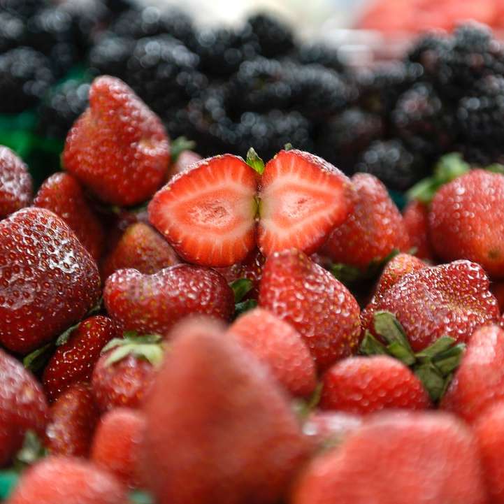 червени ягоди в наклонена леща плъзгащ се пъзел онлайн