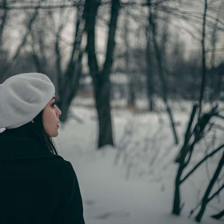mujer mirando a la izquierda de pie sobre la nieve rompecabezas en línea