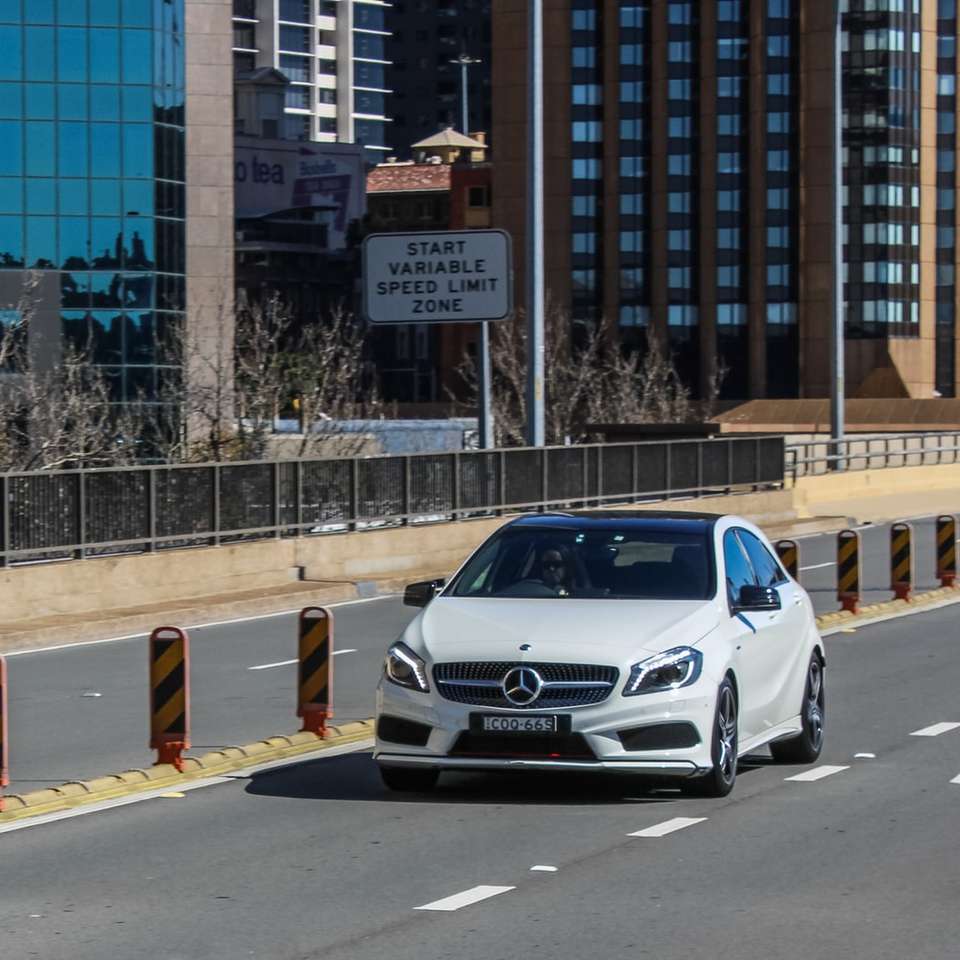 Mercedes Benz coupé blanc sur route pendant la journée puzzle en ligne