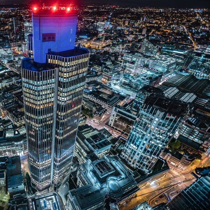 clădiri înalte în timpul nopții puzzle online