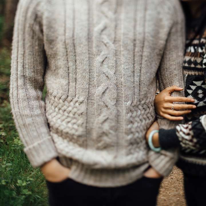 男を抱き締める黒と白のセーターの女性 スライディングパズル・オンライン