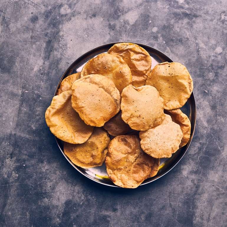 biscoitos marrons no prato redondo marrom puzzle deslizante online