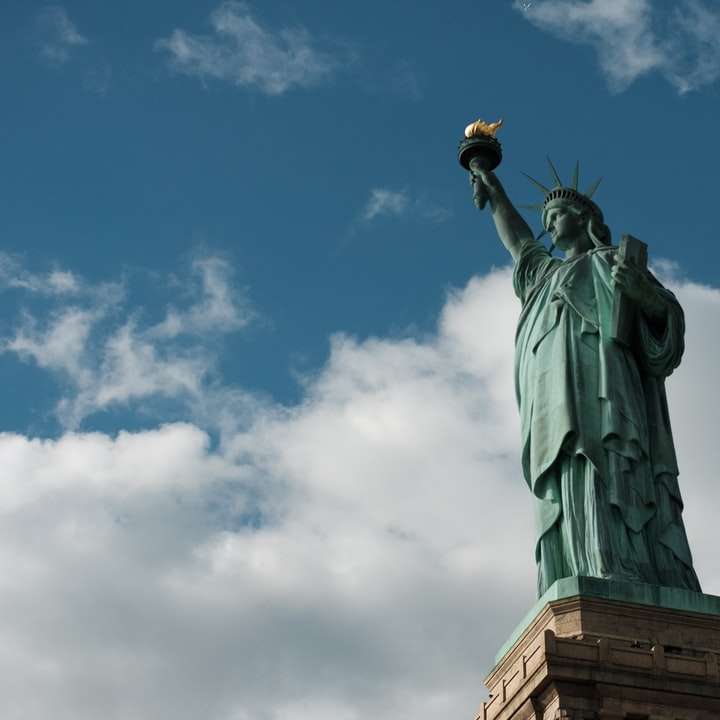 άγαλμα της ελευθερίας Νέα Υόρκη κάτω από το γαλάζιο του ουρανού κατά τη διάρκεια της ημέρας online παζλ