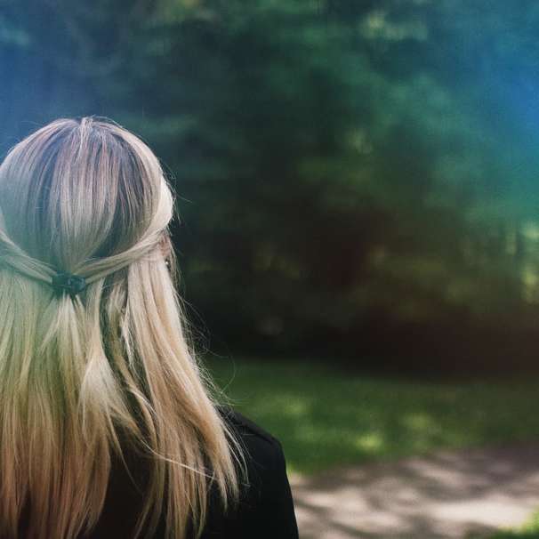 kvinna i svart skjorta som står på fältet för grönt gräs glidande pussel online