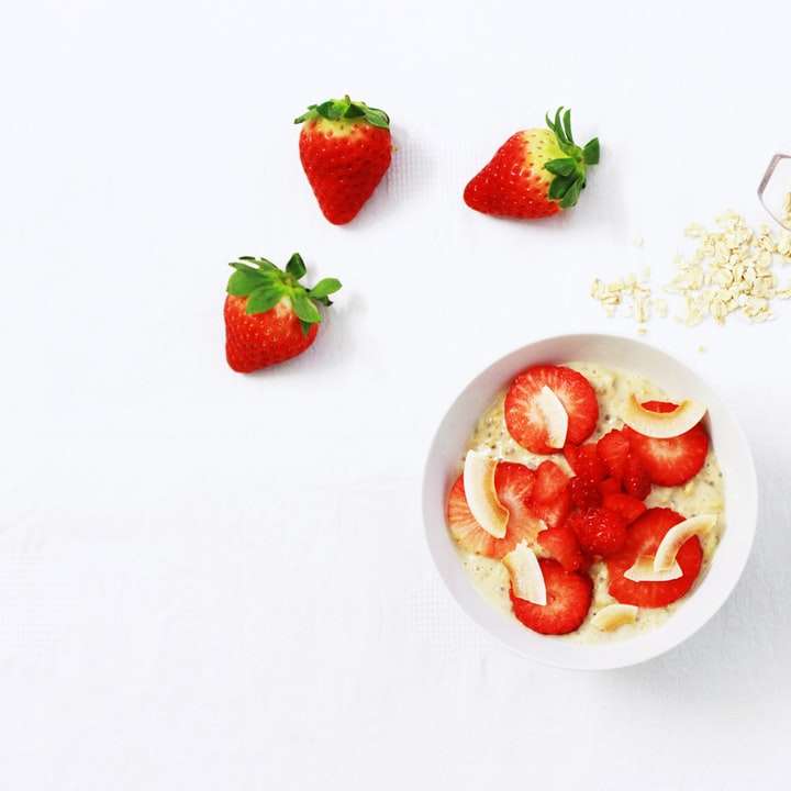 skivade jordgubbar på vit kopp glidande pussel online