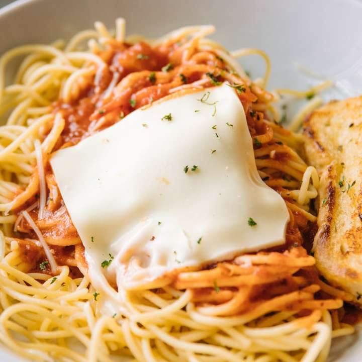 spagetti på vit keramisk tallrik glidande pussel online