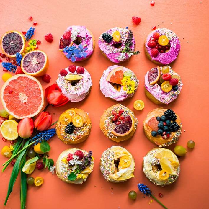 rosquinhas de sabor variado com frutas no topo puzzle deslizante online