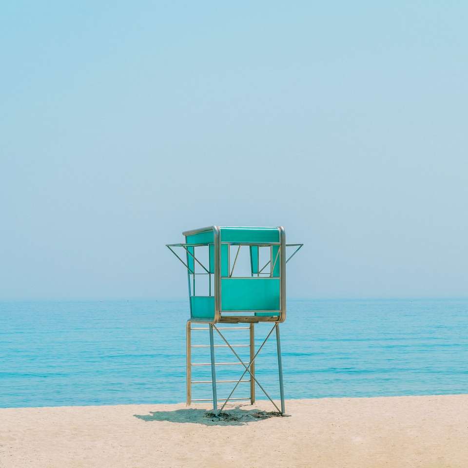 μπλε ξύλινη καρέκλα ναυαγοσώστη στην παραλία κατά τη διάρκεια της ημέρας online παζλ