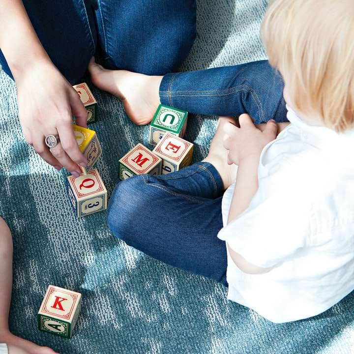 zwei Kleinkinder spielen Buchstabenwürfel Schiebepuzzle online