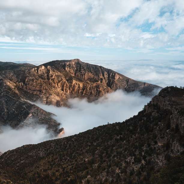 zdjęcie lotnicze gór pod zachmurzonym niebem puzzle przesuwne online