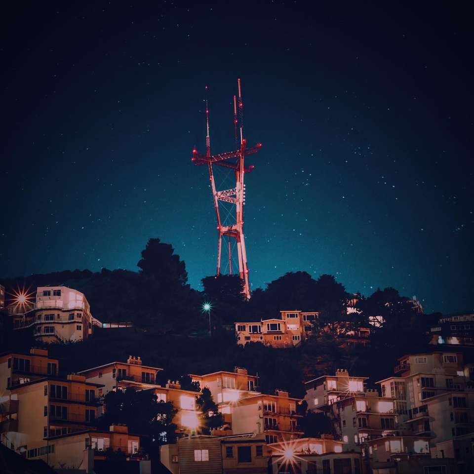 червено-бяла сигнална кула през нощта плъзгащ се пъзел онлайн