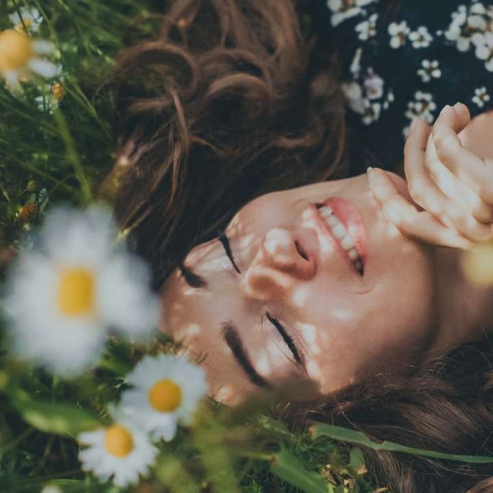Frau im Schwarzweiss-Blumenhemd liegend Online-Puzzle
