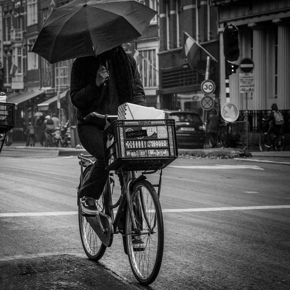 Graustufenfotografie der Person, die Fahrrad fährt Online-Puzzle