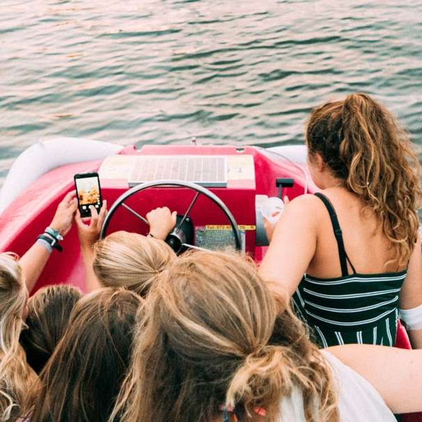 kobiety na łodzi puzzle przesuwne online