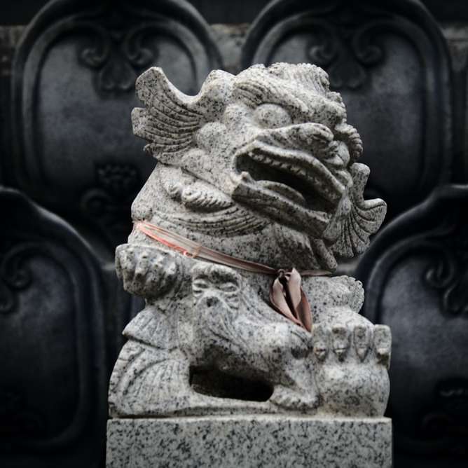 szary posąg psa Foo w poprzek puzzle przesuwne online