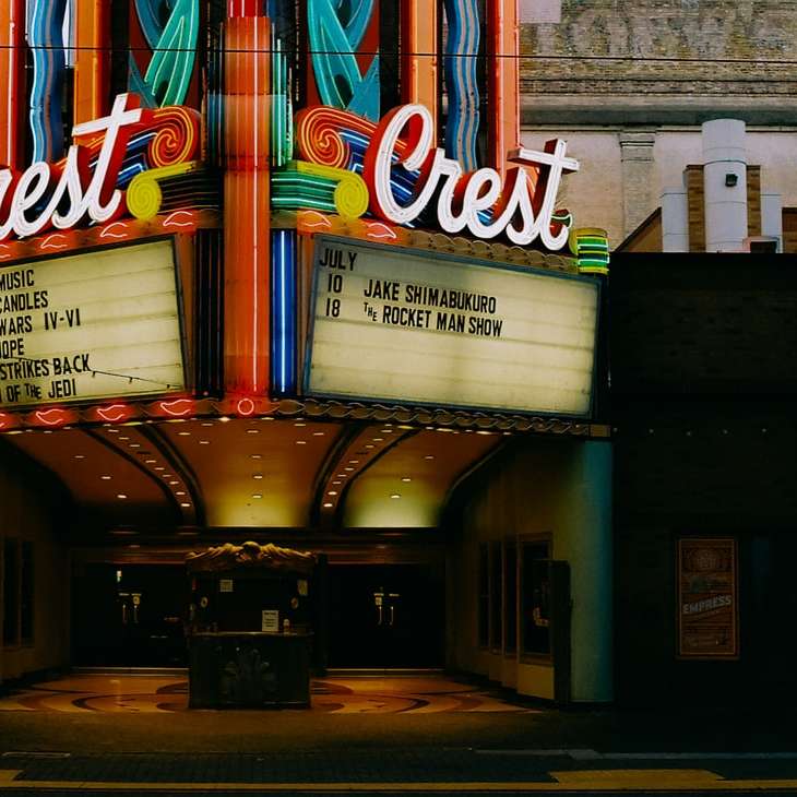 Кино театър Crest в града плъзгащ се пъзел онлайн