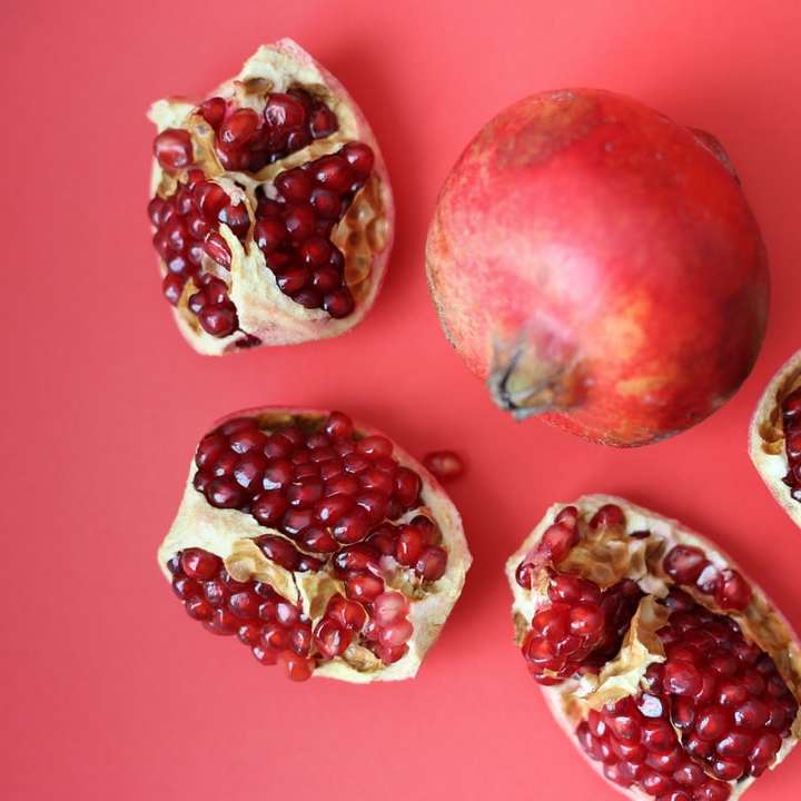 червоні фрукти на рожевій поверхні онлайн пазл