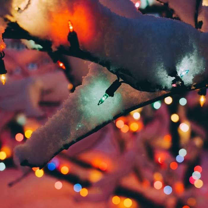 Luzes de cordas de cores variadas ao redor da árvore de natal branco puzzle online