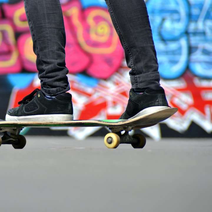 persoană în picioare pe skateboard puzzle online