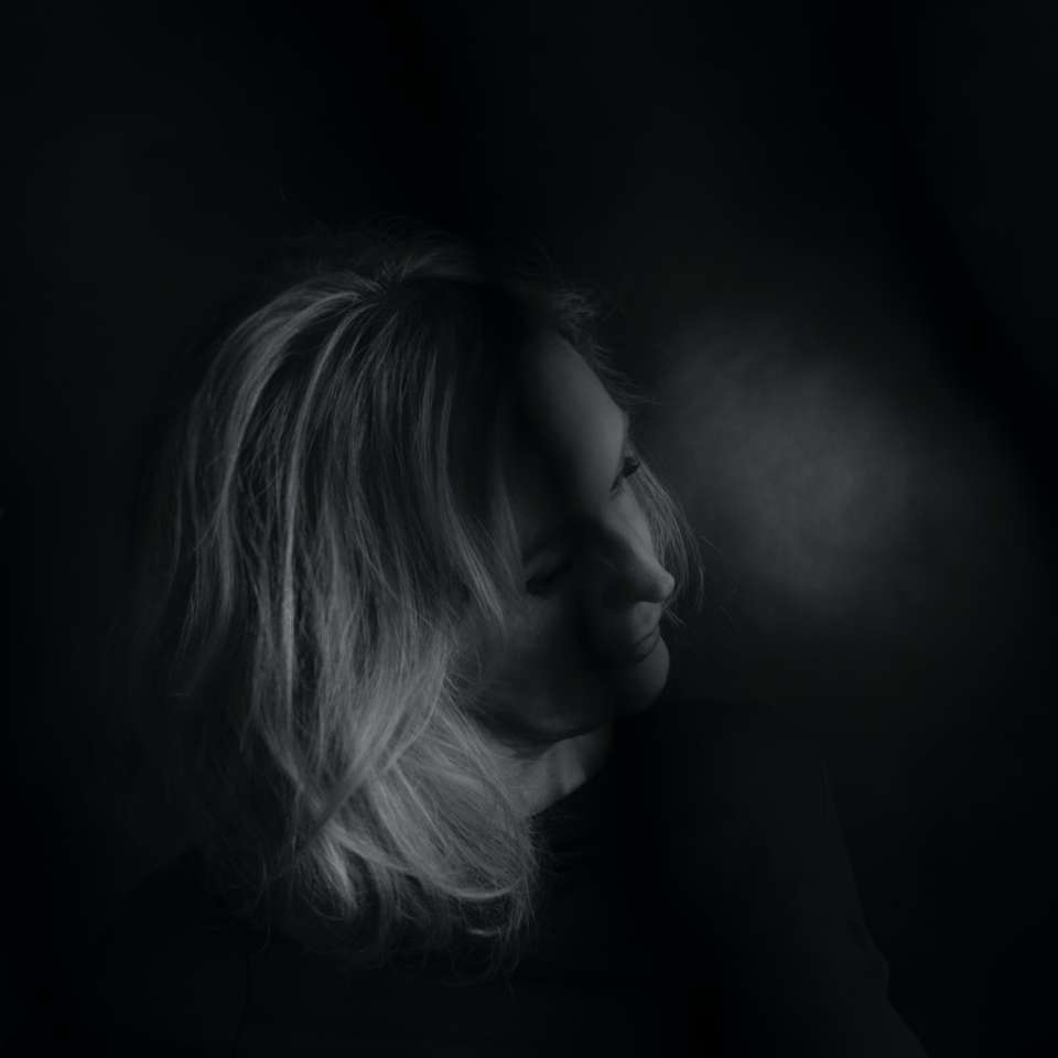 donna nella fotografia in scala di grigi puzzle scorrevole online