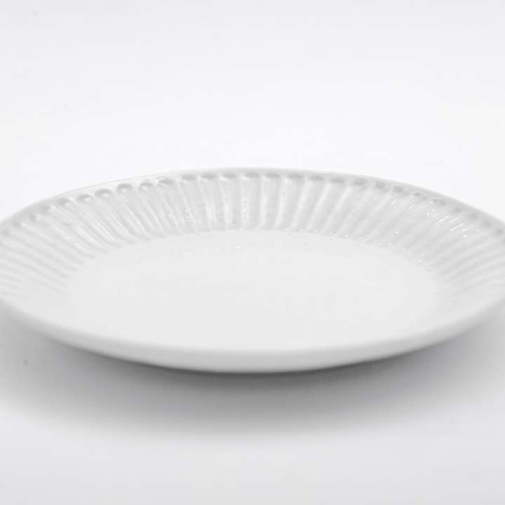 weiße runde Platte auf weißem Tisch Schiebepuzzle online