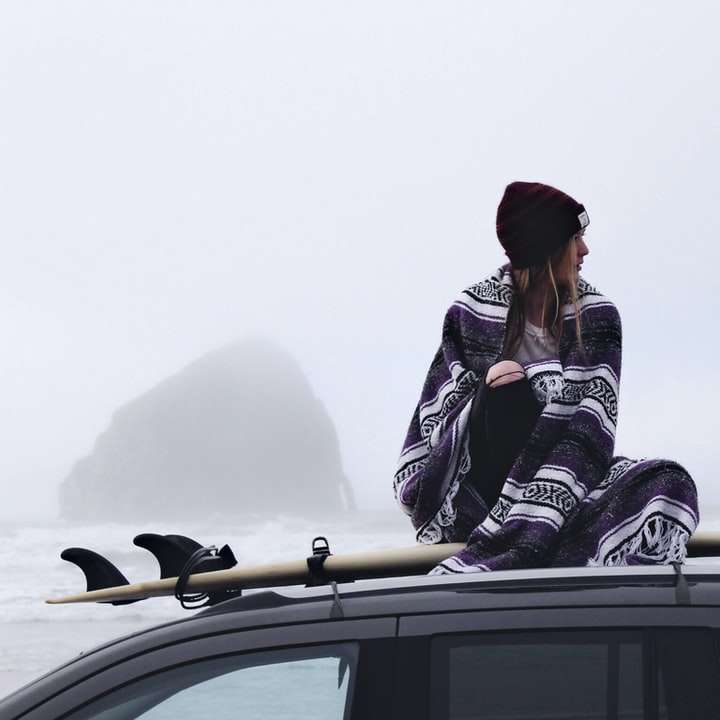 жінка сидить чорний автомобіль онлайн пазл