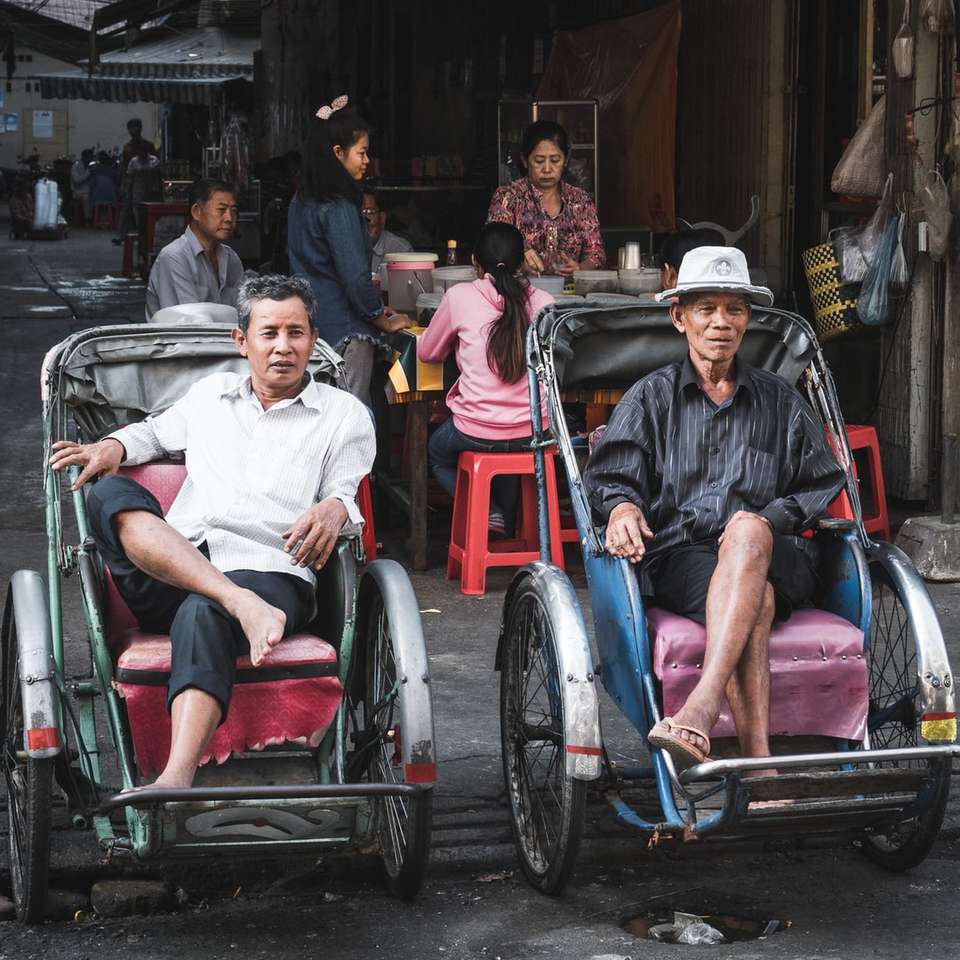 двама души, седнали на инвалидни колички онлайн пъзел
