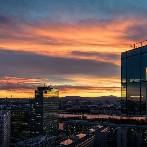 въздушна снимка на високи сгради по време на златния час онлайн пъзел
