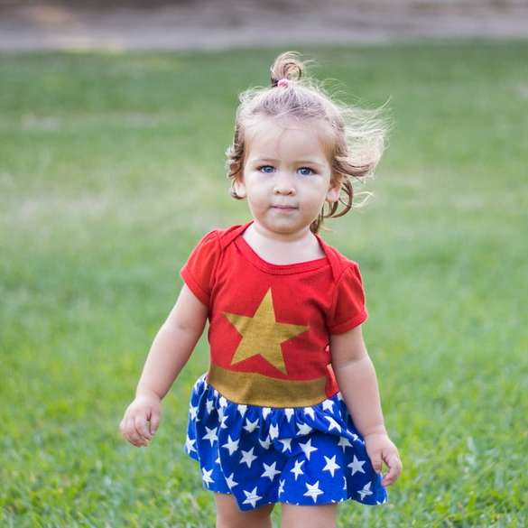 ragazza che indossa un abito Wonder Woman puzzle scorrevole online