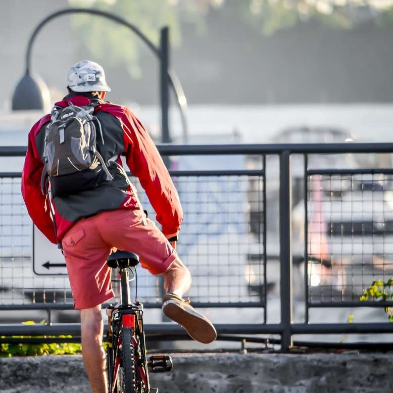 άντρας παρκάρει το ποδήλατό του online παζλ