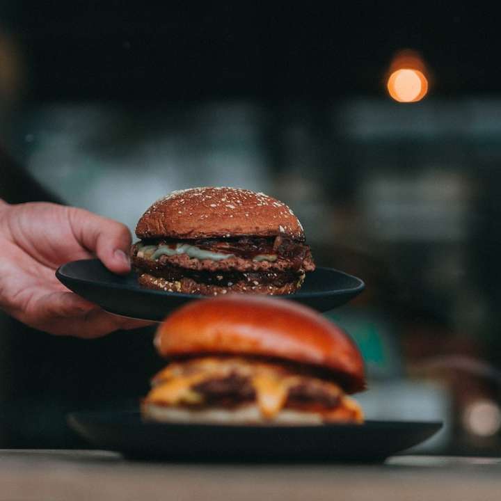 hamburger na černém keramickém talíři posuvné puzzle online