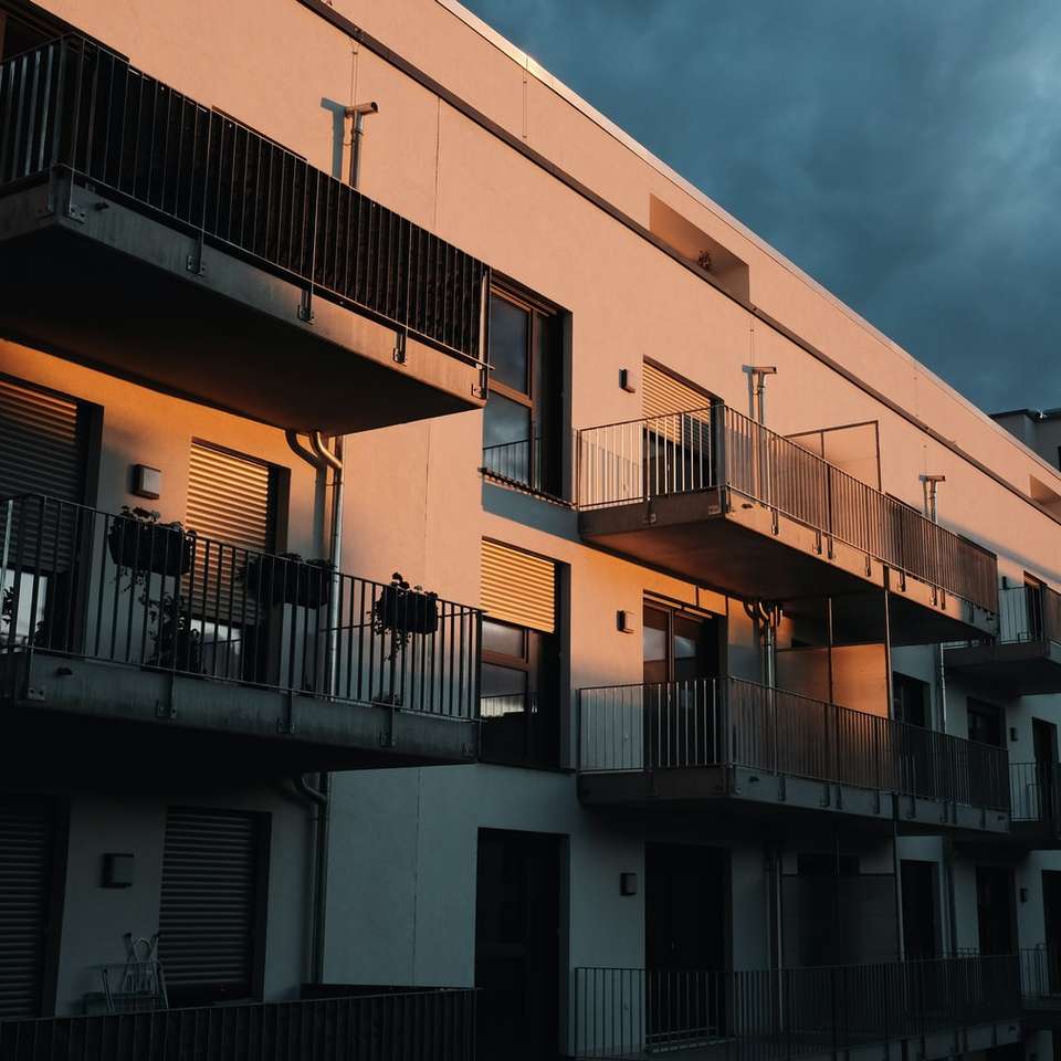 біло-коричнева бетонна будівля під блакитним небом онлайн пазл