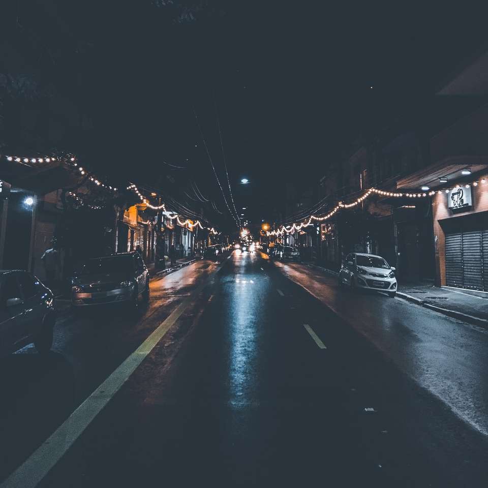 fotografie van een voertuig geparkeerd naast de weg 's nachts schuifpuzzel online